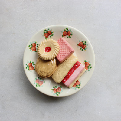 Deliciously Inedible Family Favourites (Large Plate) 5 biscuits