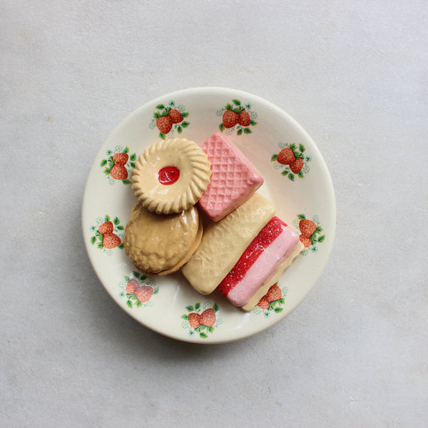 Deliciously Inedible Family Favourites (Large Plate) 5 biscuits Ceramics Julya Hegarty 4 