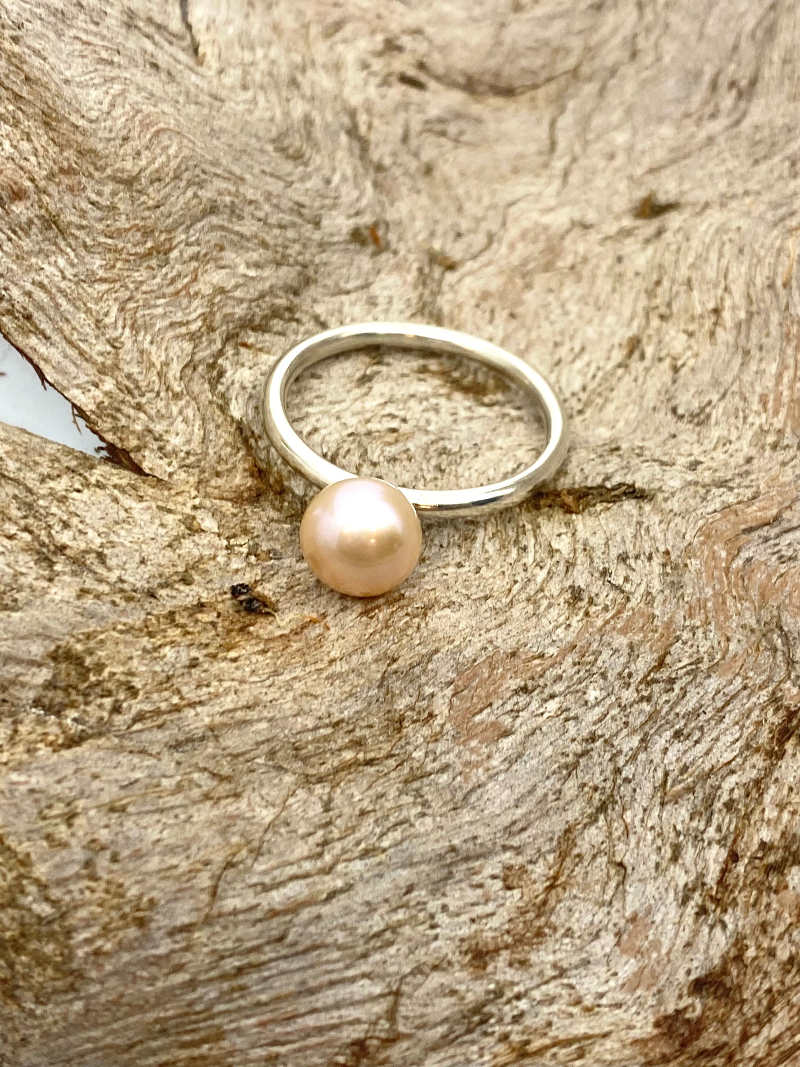 Pink freshwater pearl ring €“ plain band