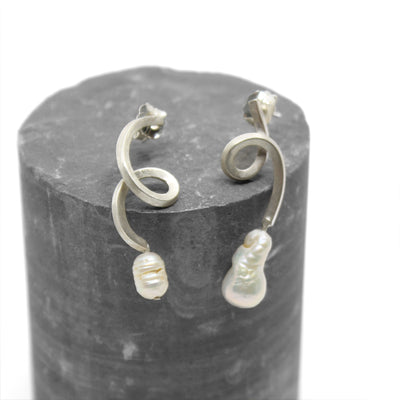 The swirl pearl earrings